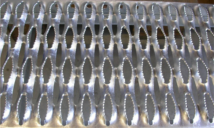 建筑物樓梯腳踏板采用沖孔板生產(chǎn)